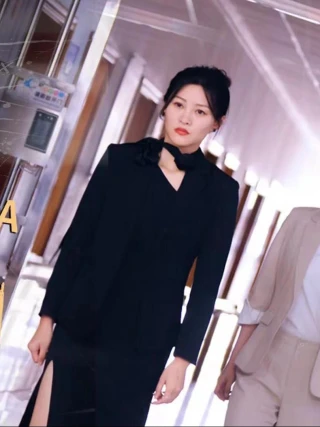Chị Gái Năm Mươi Xinh Đẹp và Ngầu (五旬姐姐又美又飒) [2025]