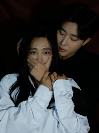 Tình Yêu Giam Cầm (蚀骨囚爱) [2025]